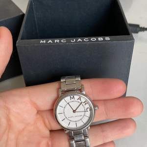 Säljer min Marc Jacobs klocka. Köpte den 2019 men använder ej den längre. Köpte den för 1100 Kr och säljer den för 400. Hör av er om ni är intresserade. 