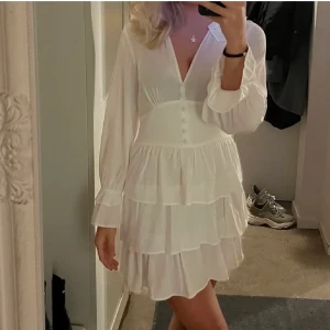 Zara klänning - Säljer denna super fina klänningen från zara som inte säljs längre! Använd vit ett tillfälle så är som ny!   Storlek M men passar S också! 💕💕