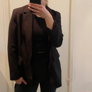 Kavaj - Svart kavaj från Asos/Bershka. Storlek L så sitter snyggt oversized på mig som brukar ha S/M. Använd fåtal gånger så jättefint skick! 