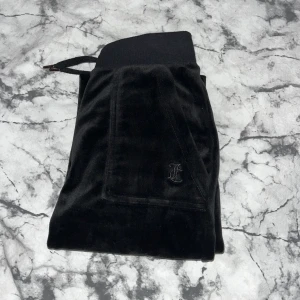 Juicy Couture - Säljer nu mina andra juicy i färgen svart, säljer pga att jag behöver pengar så gör ej byten, splitternya och använd mellan 3-4, pris kan diskuteras❤️