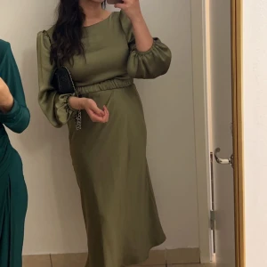 Olivgrön klänning - Midiklänning i olivgrön med ett bälte som kommer med