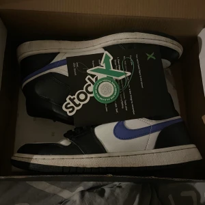 Jordan 1 mid black racer blue white (STORLEK 40,5) - Hej! Säljer dessa välanvända jordans, de är creasade och har slitage inne i skon vid hälen men det går fixa om man har intresse för det, köpte skorna på ”Trendygoose”, har även rengjort skorna så gott det går🫶🏼 snabb affär endast, vid sega svar avslutas d
