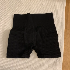 Tajta shorts shein - Snygga shorts från Shein, bra kvalitet ändå, tjockt ribbat tyg och scrunch/resår i röven🖤små i storleken, passar även xs. 