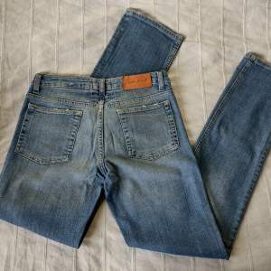 Blå vintage jeans med slitna detaljer från Acne. Modellen heter Hep Nice och är lågmidjade med raka ben. Skitsnygg modell och tvätt. 98% bomull och 2% elastan. Sparsamt använda. Lite missfärgade under läderlappen i bak (kanske går bort i tvätten).