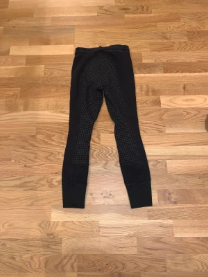 Crw ridbyxor storlek 150 - Jag säljer mina ridbyxor då dem tyvärr är försmå. Dem är helskodda. Pris 150kr