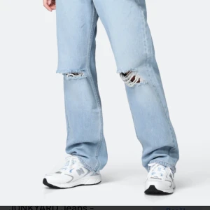 jeans med håll i från junkyyard strl 26 - Snygga jeans från junkyard i strl 26 och jag är 1,65 och dom är lite långa för mig  