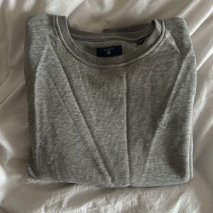 Gant college tröja  - Säljer min super snygga gant college tröja! Väldigt diskret märke som gör att den ser ännu lyxigare och exklusivare ut! Bra skick! 