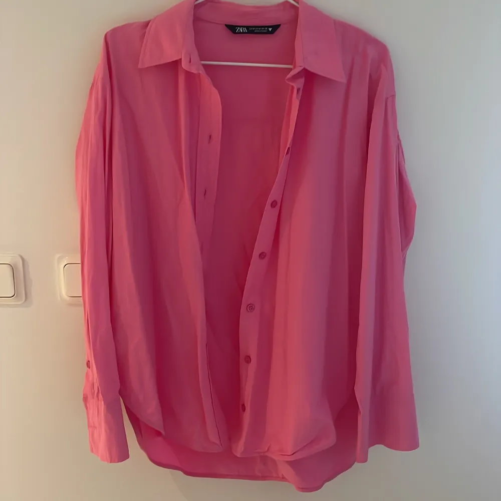 En snygg rosa skjorta som nästan aldrig använts men super cool.i strl m . Skjortor.
