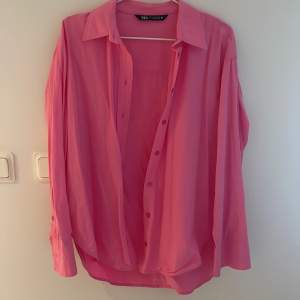 En snygg rosa skjorta som nästan aldrig använts men super cool.i strl m 