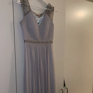 Klänning  - Grå klänning, passar 170/175. Den är lång och formar bysten fint. 