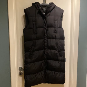 Svart oversized väst  - Svart oversized, knälång väst från missguided