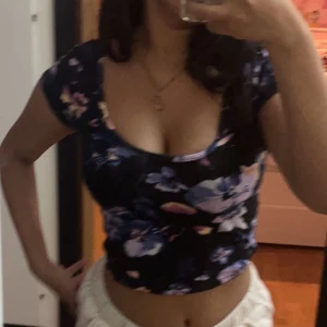 Blommig tröja - Fin blommig tröja som använts fåtal gånger men som är i jättefint skick 🤍 Kan bäras bak och fram om man vill att bysten ska synas mer, eller på rätt håll om man vill att ryggen ska synas mer.