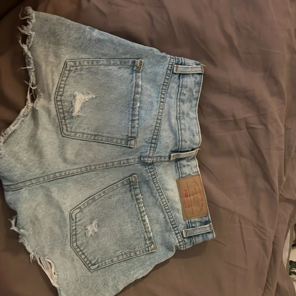 jeans shorts stylade med hål. . Shorts.