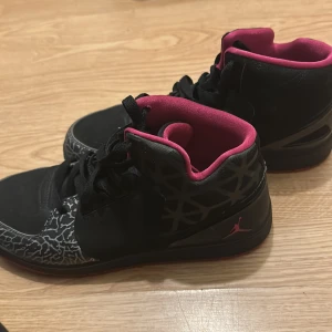 Nike Jordans - Hej säljer mina Jordans. Använd ett fåtal gånger. Kontakta för mer detaljerade bilder. Pris går att diskutera. 