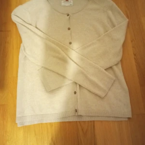 Beige tröja  - En beige tröja med knappar, bra skick och inga slitningar och hål. Storlek 164