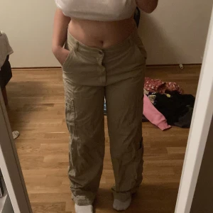 Cargobyxor - Ett par cargo jeans från hm. Aldrig använt, bara testad.