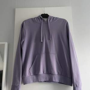 En lila hoodie från HM i nyskick!