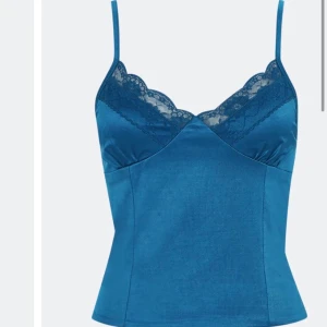 Linne - Säljer ett super fint blått spets linne från bikbok som knappt är använt ❤️