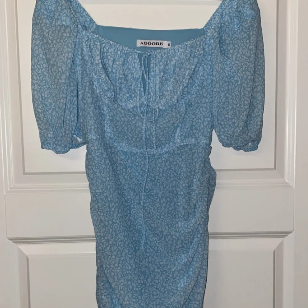 Superfin blå klänning från Adoore i storlek 38. Aldrig använd / Endast provad. Klänningar.