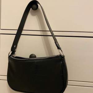Handväska ifrån H&M använd 2 gånger så väldigt bra skick!🖤