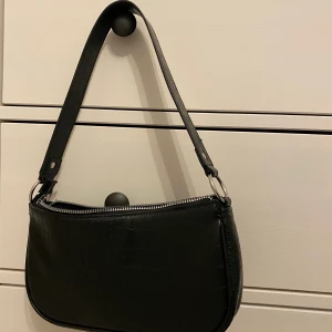 Handväska - Handväska ifrån H&M använd 2 gånger så väldigt bra skick!🖤