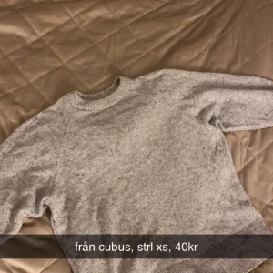 stickad tröja  - grå stickad tröja