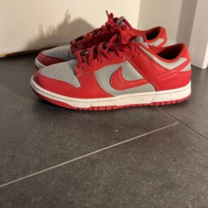 Nike dunk low unlv (fint skick) - Ett par rena och fräscha Nike dunk low unlv i storlek 42,5. Använda med crease skydd och användt dem väldigt försiktigt. Köpte dem från hypestein i södermalm (kan säker leta upp kvitto om det önskas) Box ingår samt crease skydd. Skick 8-10. (Äkta)