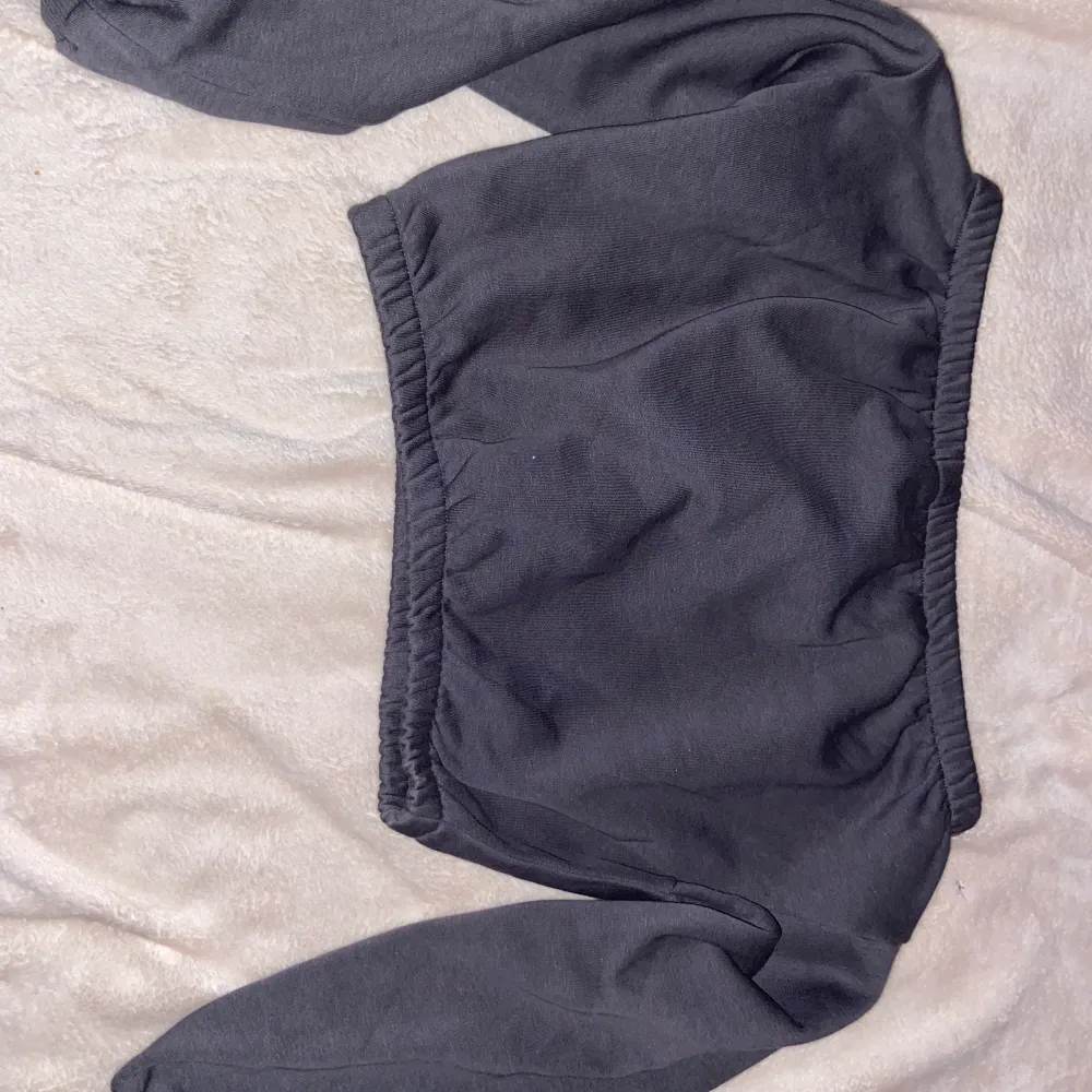Set från Gina i mörkgrå, knappt använda  Byxorna är xs och tröjan är S  Köp tröjan för 120kr eller byxorna för 150kr eller båda för 240kr. Övrigt.