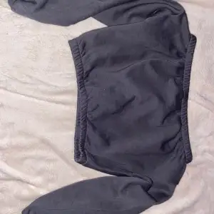 Set från Gina i mörkgrå, knappt använda  Byxorna är xs och tröjan är S  Köp tröjan för 120kr eller byxorna för 150kr eller båda för 240kr