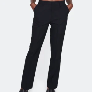 Kostymbyxor ”Vilma” från bikbok, strl 34 - Fina kostymbyxor från bikbok i modellen vilma. Säljer då jag tycker de är för stora för mig❤️använda ca. 10 ggr men ser ut som nya. Skriv för fler bilder🙌🙌🙌 nypris 399, mitt pris 270😍