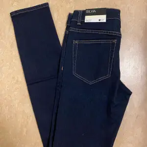 Helt nya jeans i mörkblå färg från Ginatricot med prislapp på. Passar XS/S