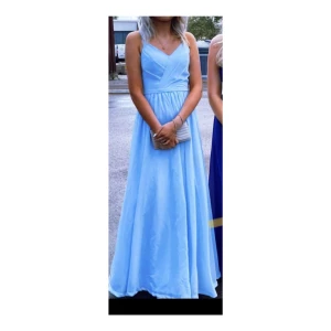 Balklänning  - Säljer nu min fina balklänning. Endast använd en gång och är i fint skick, passar xs/s, säljer för 400, pris kan diskuteras 