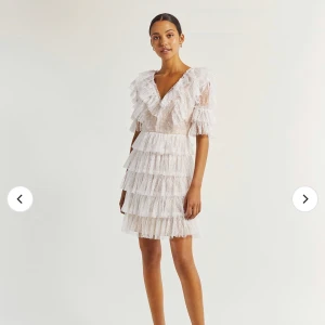 By Malina studentklänning - Världens finaste studentklänning från By Malina i storlek 34/XS. Upplevde den som lite större så kan passa en mindre 36 också. Använd 1 gång och är i lika fint skick som när jag köpte den. Köptes in för 2499 kr 🫶🏼