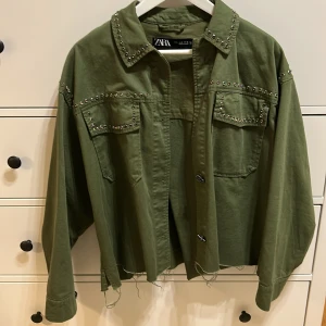 Grön jeansjacka zara - Grön jacka från zara med nitar/stenar på, storlek s bra skick❤️