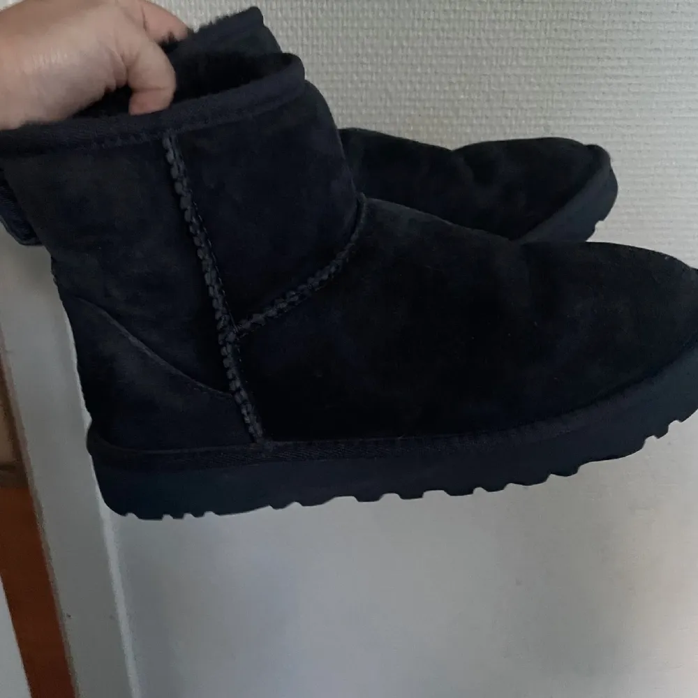 Säljer mina superfina mörkblå uggs då jag knappt använder dom. Färgen är väldigt mörk blå så nästan som svart. De är använda ett fåtal gånger och kan skicka egna bilder sen vid intresse👍🏻👍🏻 strl 37, köparen står för frakten. Kengät.