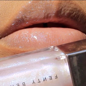 Fenty Beauty Glossbomb Mini "Confetti" - Färg Confetti. Endast swatchad, mini limited edition.Fraktsumman blir 15kr (frakt m frimärke) vid direkt swish till mig, välj ej Köp Nu isåfall. Samfraktar för minsta möjliga frakt kostnad för dig. Kontakta mig angående detta