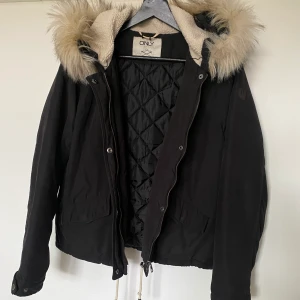 Höstjacka only - Säljer en höst/vårjacka från Only i storlek medium. Mysig luva med päls. Jackan är i fint skick. Finns möjlighet att dra åt den i midjan med snöret.  ﻿Mattsvart finish.  ﻿Stängs med dragkedja och knappar. ﻿Två framfickor. Avtagbar päls.