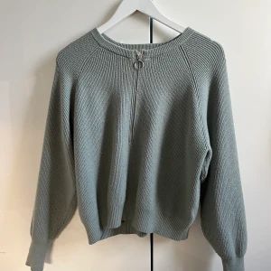 Tröja med dragkedja från Carin wester - Tröja med dragkedja från Carin wester i grön/turkos färg! Superfin och i bra skick. 