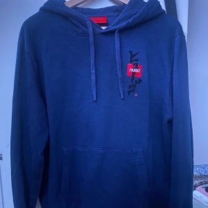 Hugo dress - Säljer min riktigt fina  Hugo dress som inte längre tillverkas, den är i bra skick inga hål eller fläckar. Skriv vid bilder eller frågor.