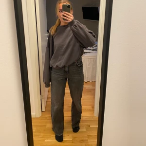 Gråa jeans  - Gråa jeans från Zara med sliten söm nedtill. Oanvända! Strl 38, passar S/M bra.  Ordinarie pris 359, säljer för 199+frakt 💕