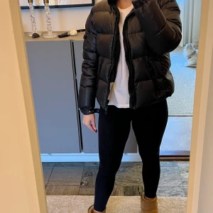 Svart dunjacka Moncler - Säljer en svart dunjacka från Moncler i storlek xs. Tyvärr behöver dragkedjorna lagas då dessa är trasiga. Jag är 1.58 cm lång och brukar ha xs/s i storlek 🥰 jackan är, förutom dragkedjorna, i väldigt fint skick och det är en varm och skön vinterjacka
