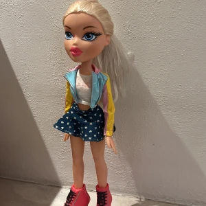 Bratz docka  - Säljer nu denna fina väldigt stora bratz docka som jag använt vid yngre ålder. Den är i bra skick utom håret som är lite trassligt men det är dem flesta skulle jag gissa👌😅