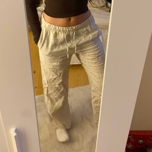 Linnebyxor  - Linnebyxor från Arket. Ordinarie pris ca 600kr. Sömmen nertill är uppsprättad för att jag ville ha dom längre, men går nog att sy tillbaka om man vill. Hela och rena i övrigt❤️