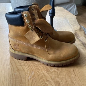 Timberland känga stl 42  - Andvända känga en vinter några små märken i mockan.