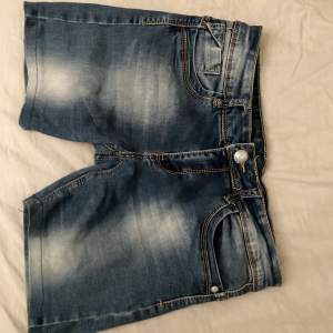 Väldigt lågmidjade jeansshorts med lite längre ben än andra shorts. stel. 31(34) 00’s vibe Säljer för de inte används 