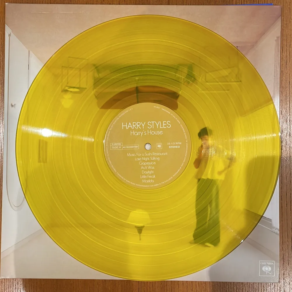 Säljer Harry styles (Harry’s house) limited edition gula vinyl skiva pga att jag inte har någon vinylspelare att använda den på. Skivan är aldrig använd och svår att få tag på. Köpte skivan på Bengans för ett tag sedan. Köparen står för frakten😁. Övrigt.