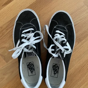 Vans storlek 42  - Nästan oanvända skor som min man säljer pga för små 