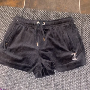 Juicy couture shorts - Ett par juicy shorts som är i st xs som jag inte använder köpt på jd sport i Stockholm för 600 säljer för 350 använd 5-7 gånger pris kan diskuteras vid snabb affär ❤️🥰
