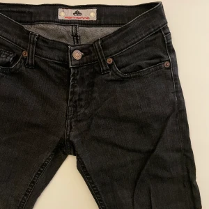 Lågmidjade svarta jeans  - Säljer nu mina superfina lågmidjade jeans då de e för små på mig. Sparsamt använda 