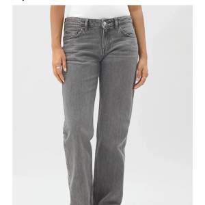 Jättefina lågmidjade gråa jeans från weekday i färgen comet grey, storlek 26/32. Säljer då de är för stora och för långa för mig tyvärr! Därför är de endast använda en gång❤️skicka för egna bilder🙌nypris 590 och jag säljer för 400😍